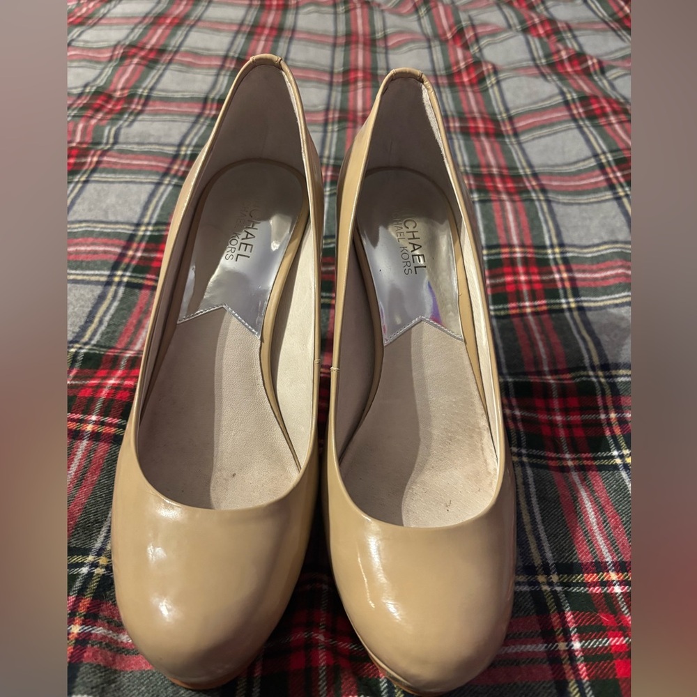 MICHAEL MK Cream/Tan Heels